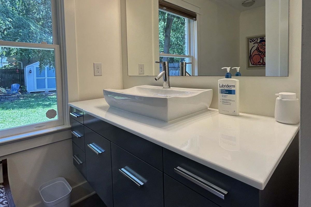 Main bathroom w/large glass shower