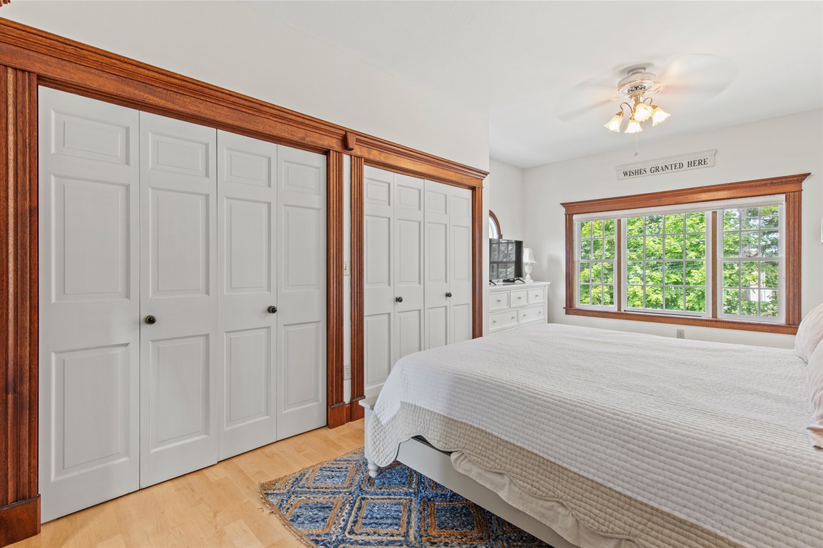 Two large closets for all your vacation outfits
