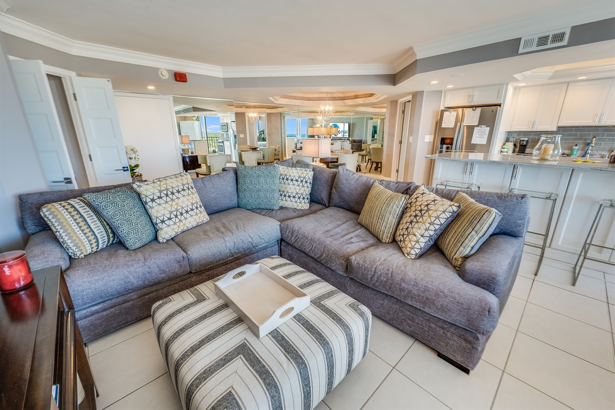 Amazing Living Room with Stunning Views🌊☀️