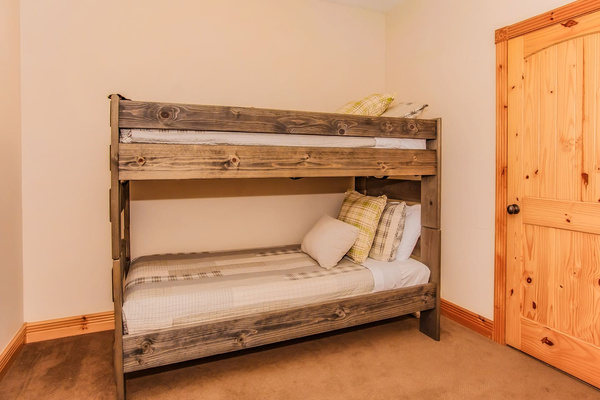 Bunk and crib room connected to the master bath, close to the kids, Splashing at the Bluff