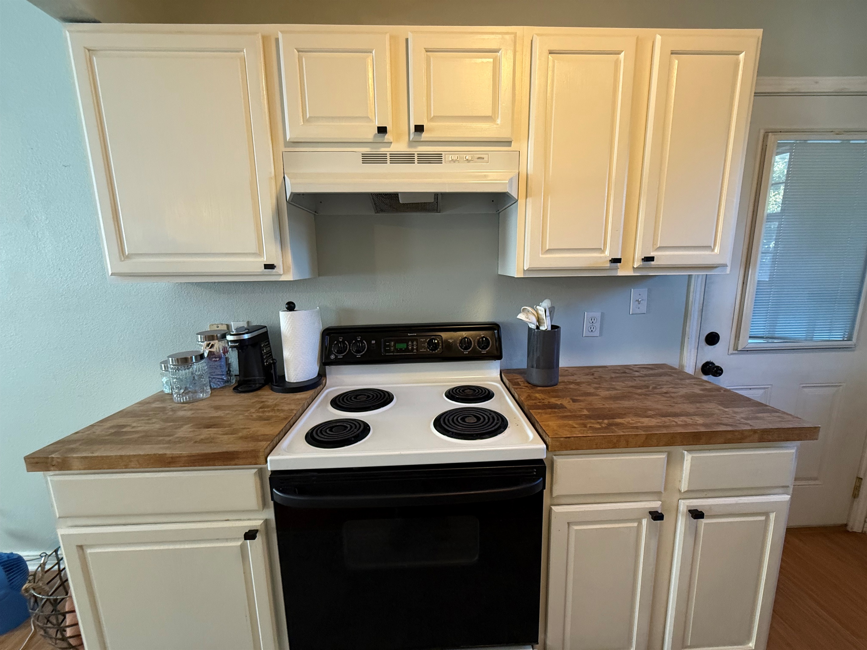Compact kitchen perfect for light cooking.