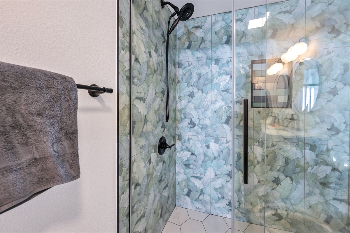 Master Bathroom En Suite - Modern and fully updated bathroom with tiled walk in shower