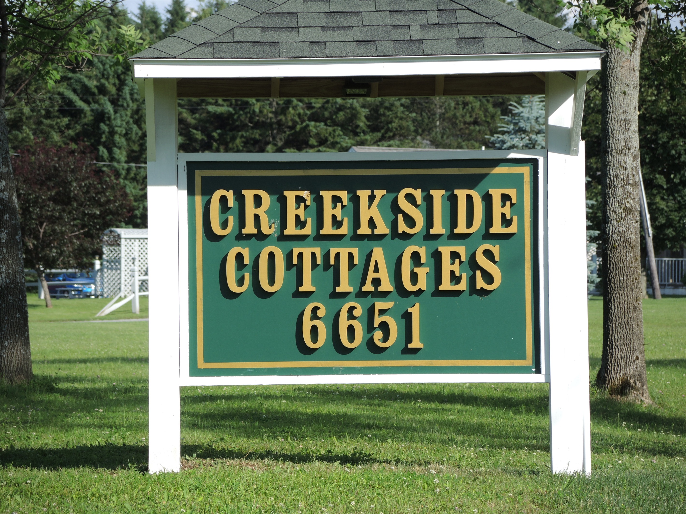 Road sign at Creekside Cottages