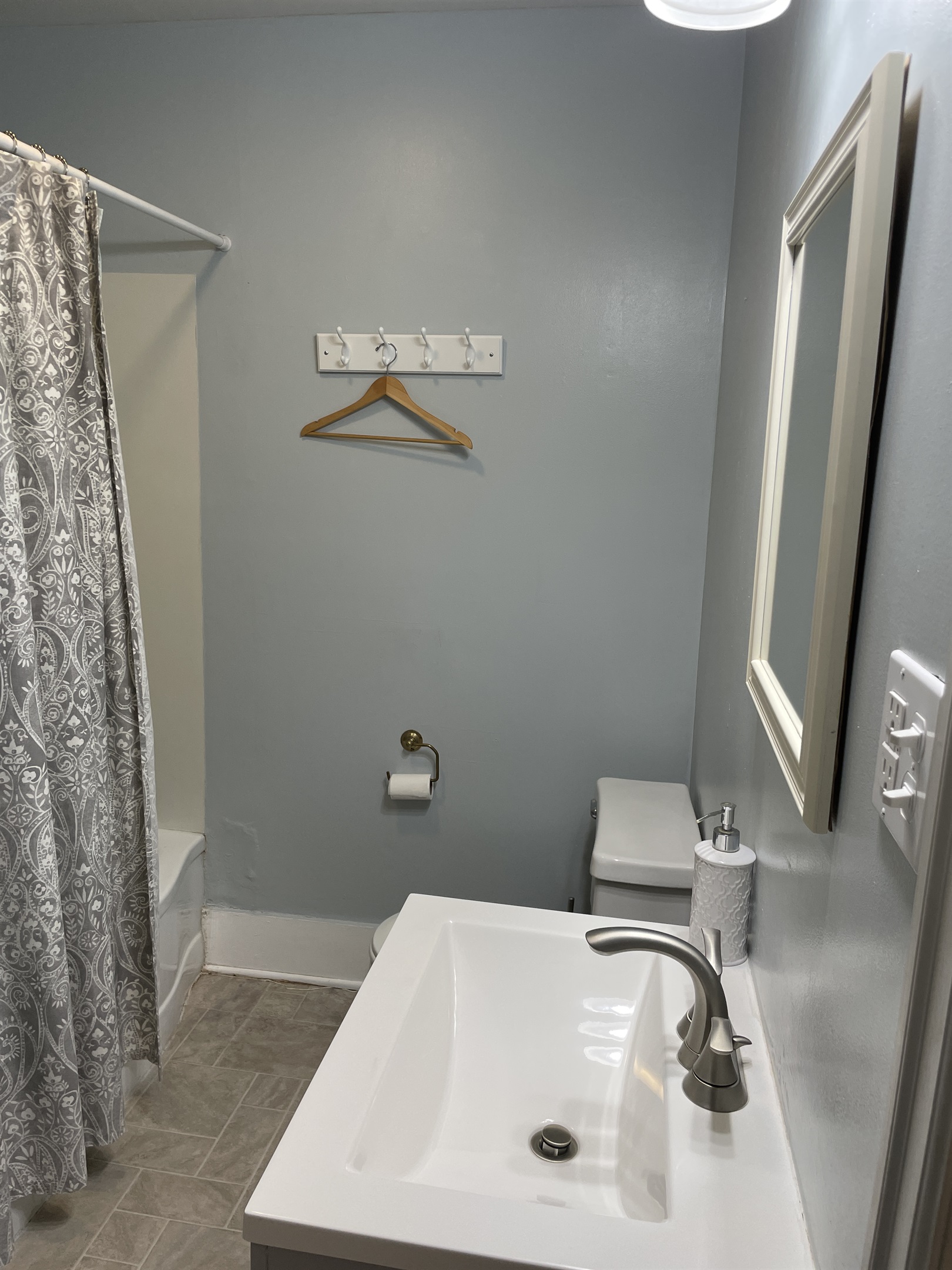1st floor 2-room suite bath