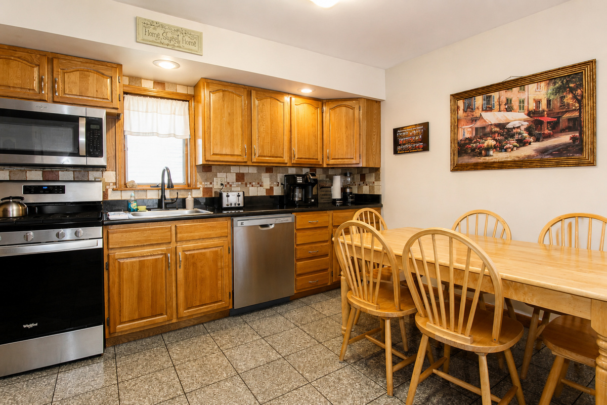 Large eat-in Kitchen