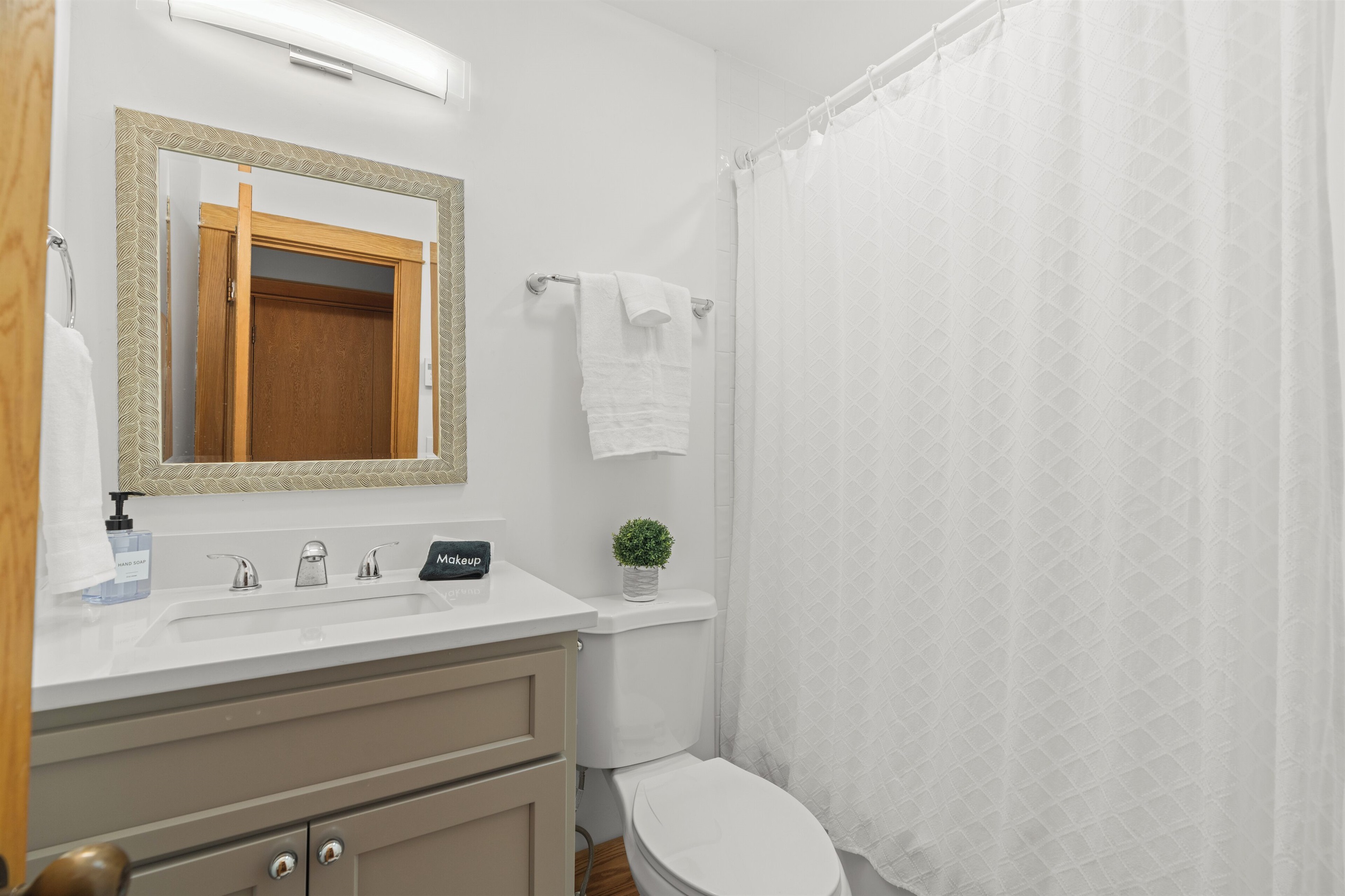 Ensuite bathroom to BR3

