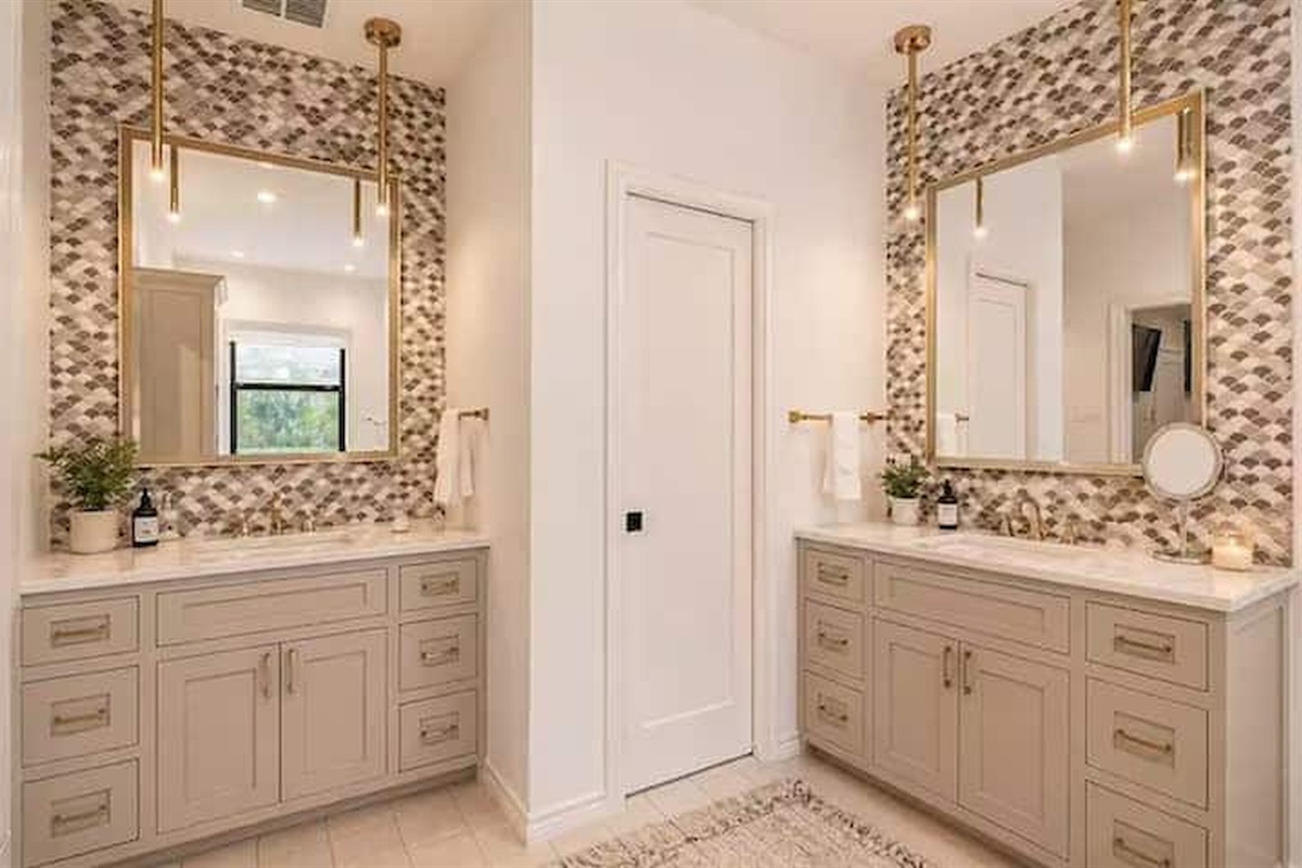 Double vanity with modern finishes