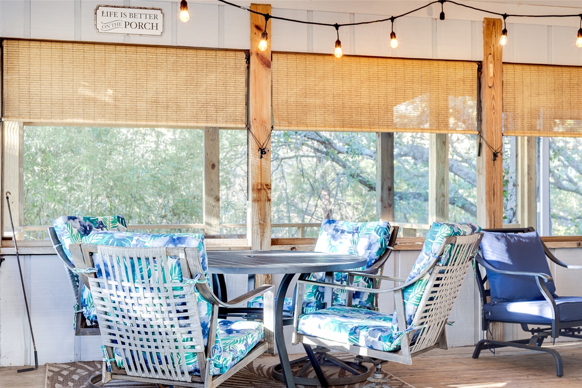 Outdoor Dining on Screened Porch