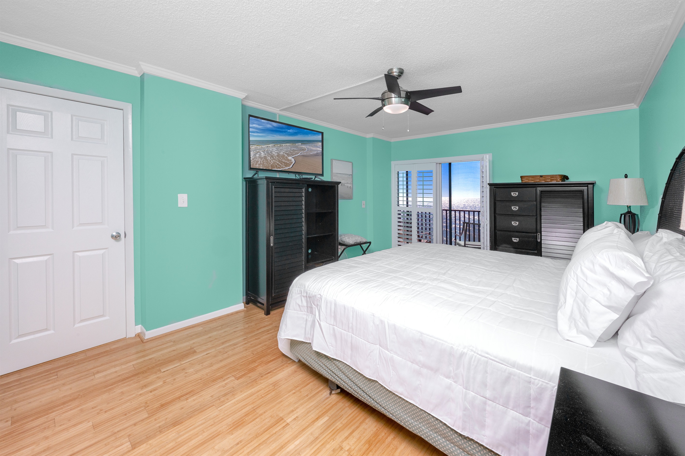 King Sized Bed in Main Bedroom