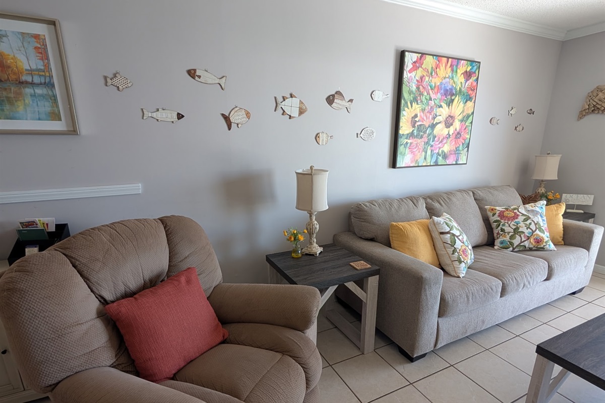 Living Room w/Queen Sleeper Sofa