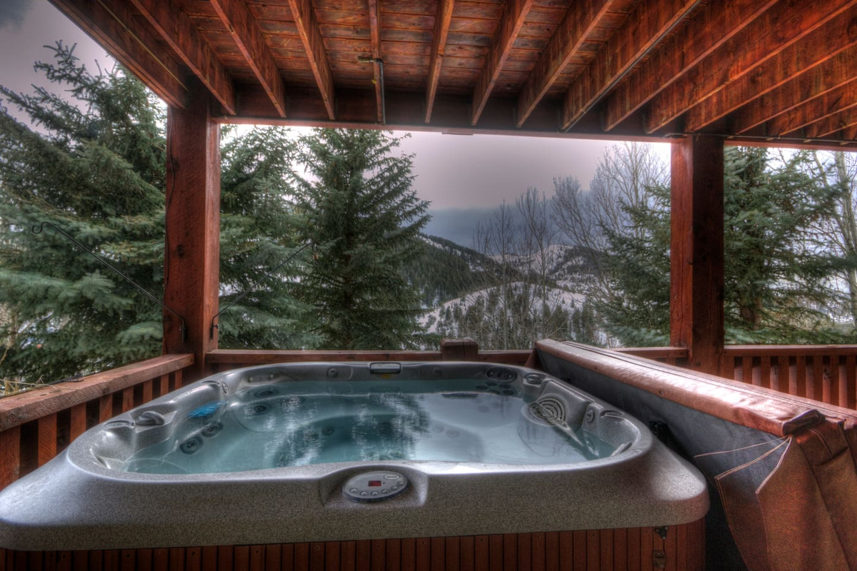 Lake view hot tub.