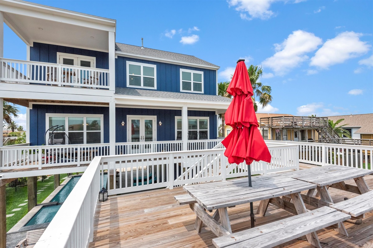 793e9ee81e064df8abaf27c6631f3040 Large | Beachhouse | Texas | TX | Vacation Homes | Galveston | Crystal Beach | Kokomo | Breezy Days | Beachfront Elegance | Sunrise Serenity | Southern Sands Property Management, LLC