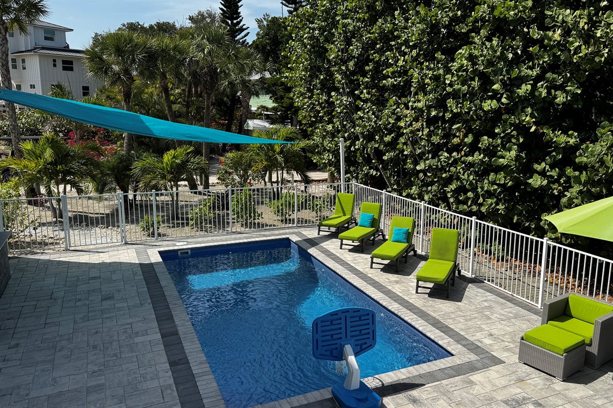 Pool, grill, cold drinks, and the game on TV&mdash;our outdoor kitchen makes it easy to never leave the poolside. 🌴🔥