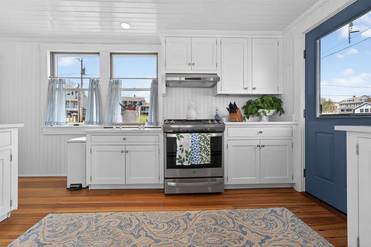 Prepare your favorite meals in this cozy, fully stocked kitchen with all the essentials provided. 🍽️