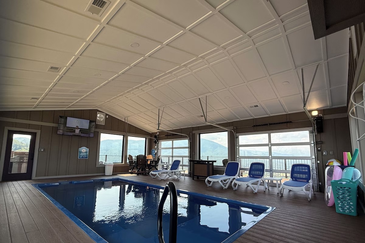 Open the garage doors in the pool house to enjoy those beautiful Mountain Views!