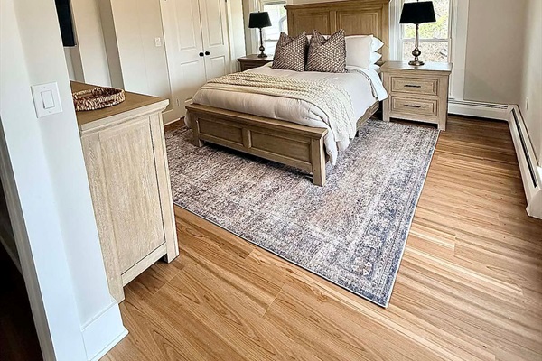 Guest bedroom with queen bed 