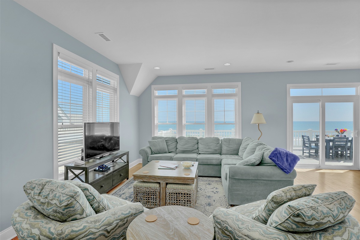 Gather the whole crew in our light-filled main living area with panoramic ocean views.