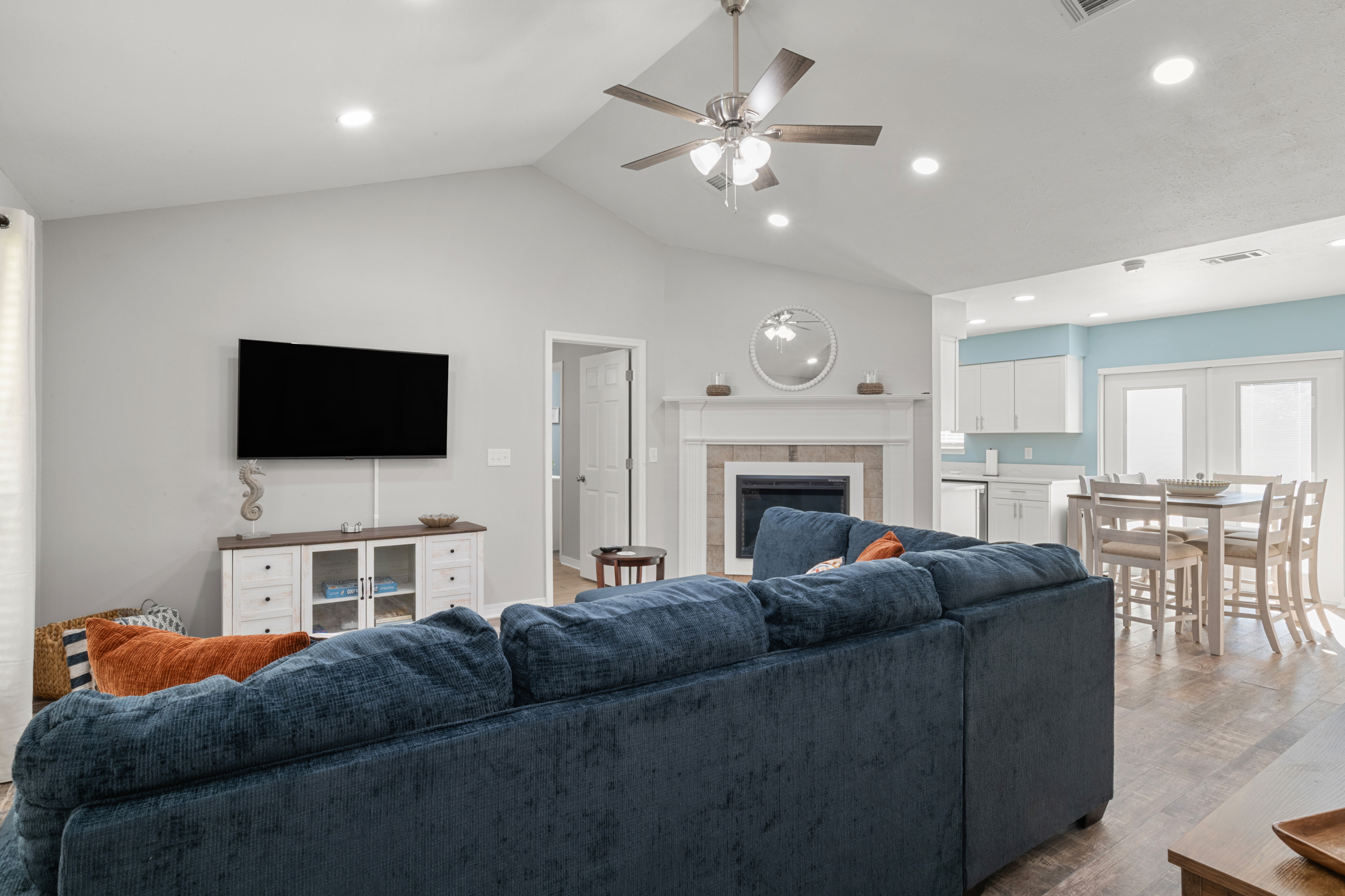  A cozy gathering space for watching TV or planning tomorrow's beach adventure.