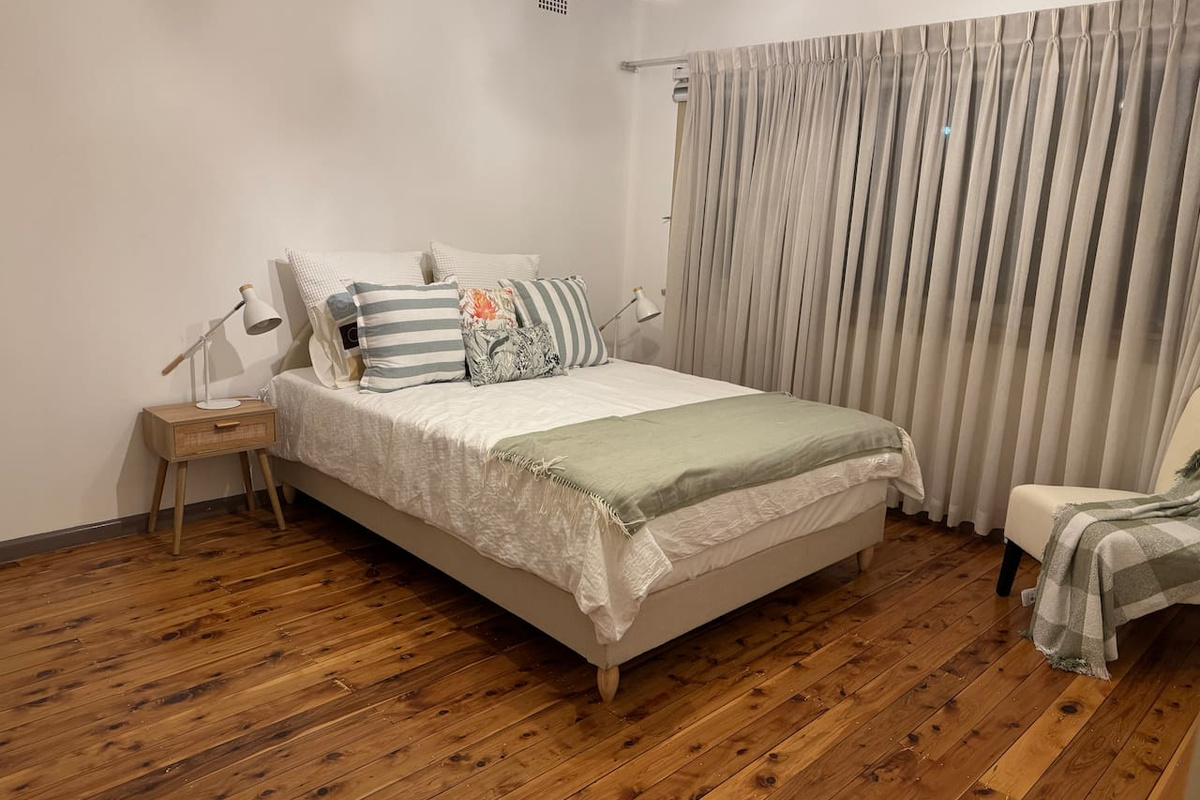 Comfy bed, fresh sheets, Linen, comfy pillows, towels for guest, light for reading, great sleep. Black town central