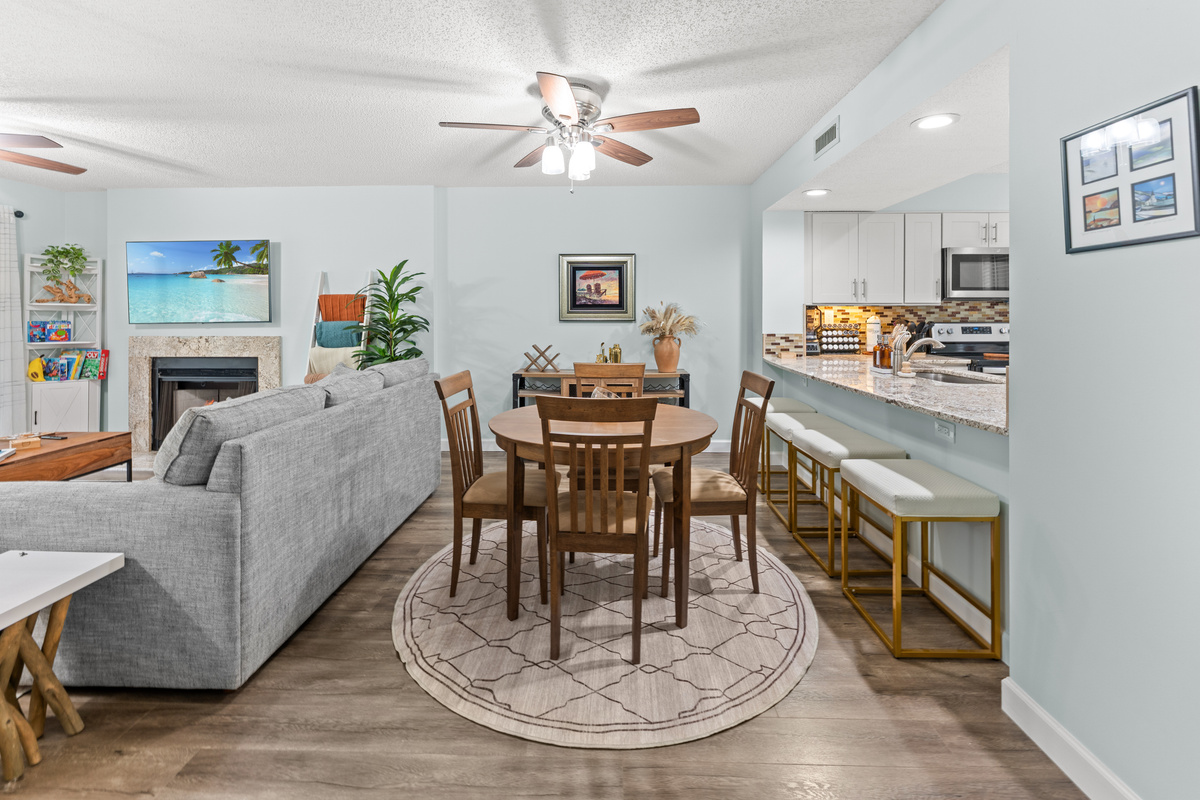 Dining Seating for 4 plus Breakfast Bar for 4