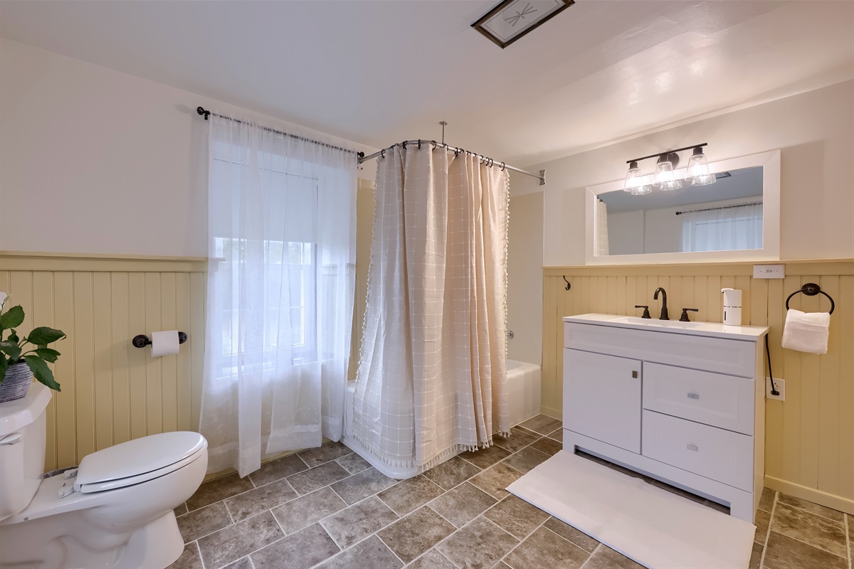 2nd Floor Bath. All Bath Linens Stocked.