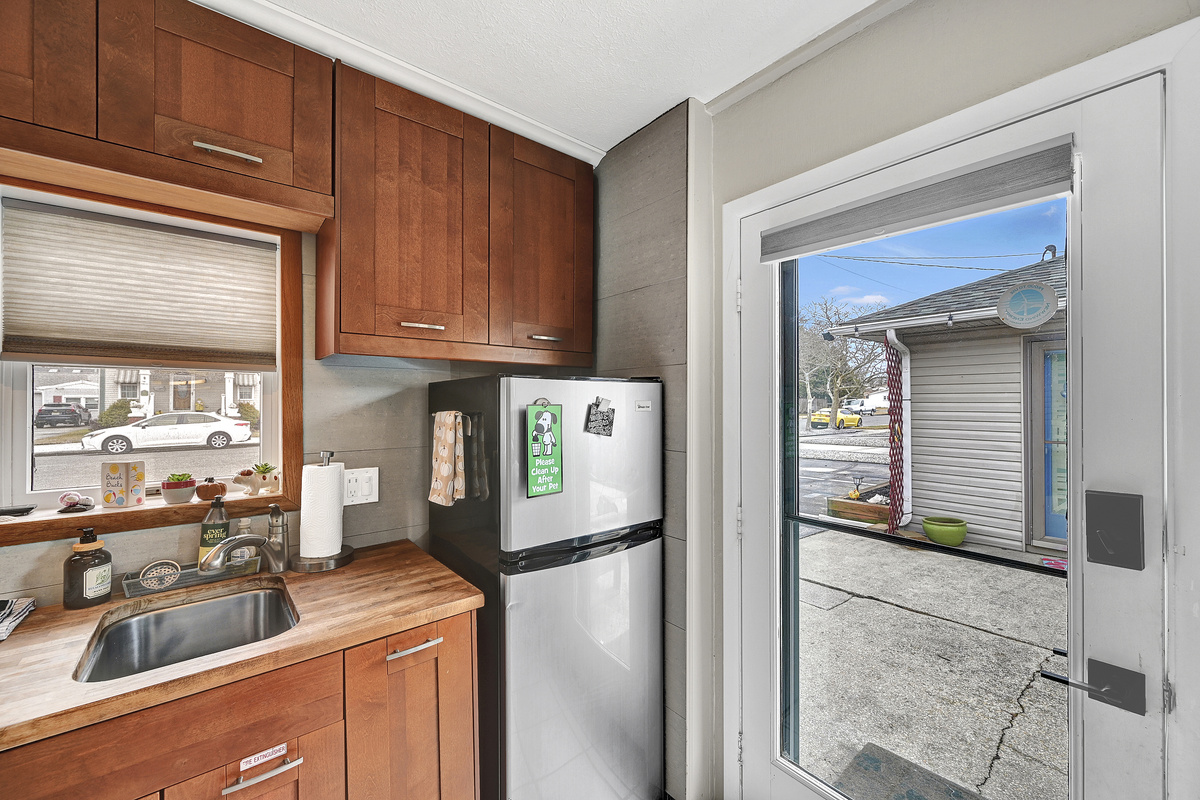 Natural light is EVERYWHERE!  The beautifl morning sun gets you energized for the day!