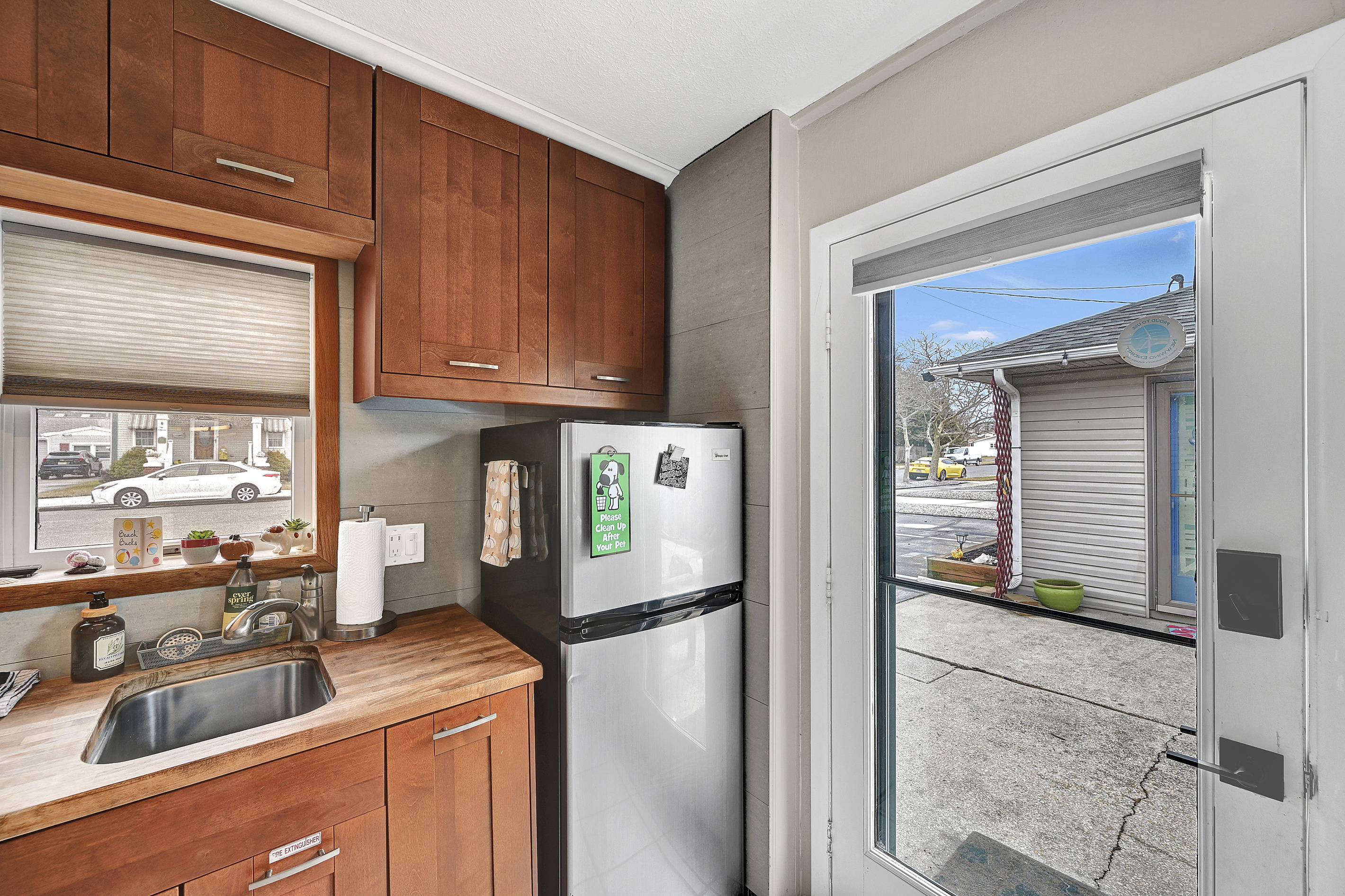 Natural light is EVERYWHERE!  The beautifl morning sun gets you energized for the day!
