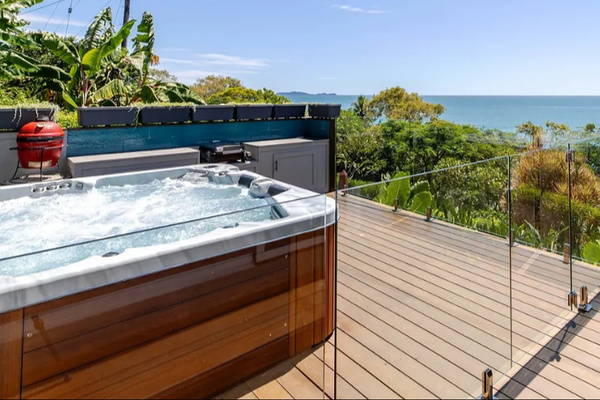 Nico’s Butterfly Beach House | Beachfront Spa & Coral Sea Views