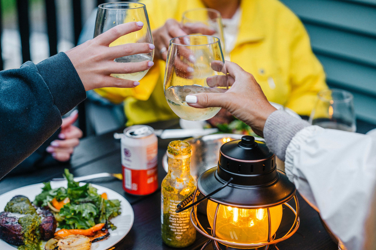 🥂 Dinner outside, lanterns lit, nobody in a hurry.
