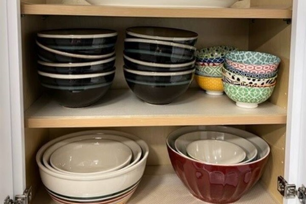 Plenty of bowls of all sizes, including mixing bowls and some serving platters too.