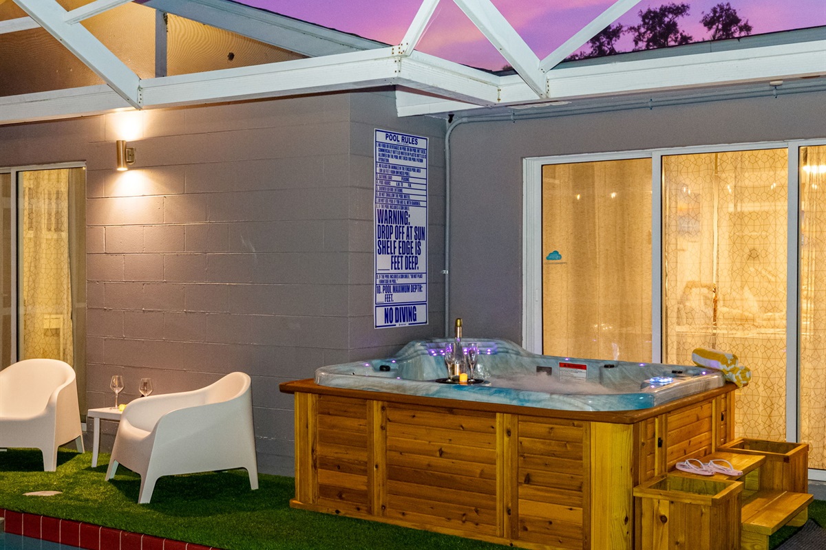 This cedar-wrapped spa delivers a spa-like experience in your own private paradise—perfect for couples, friends, or solo escapes.