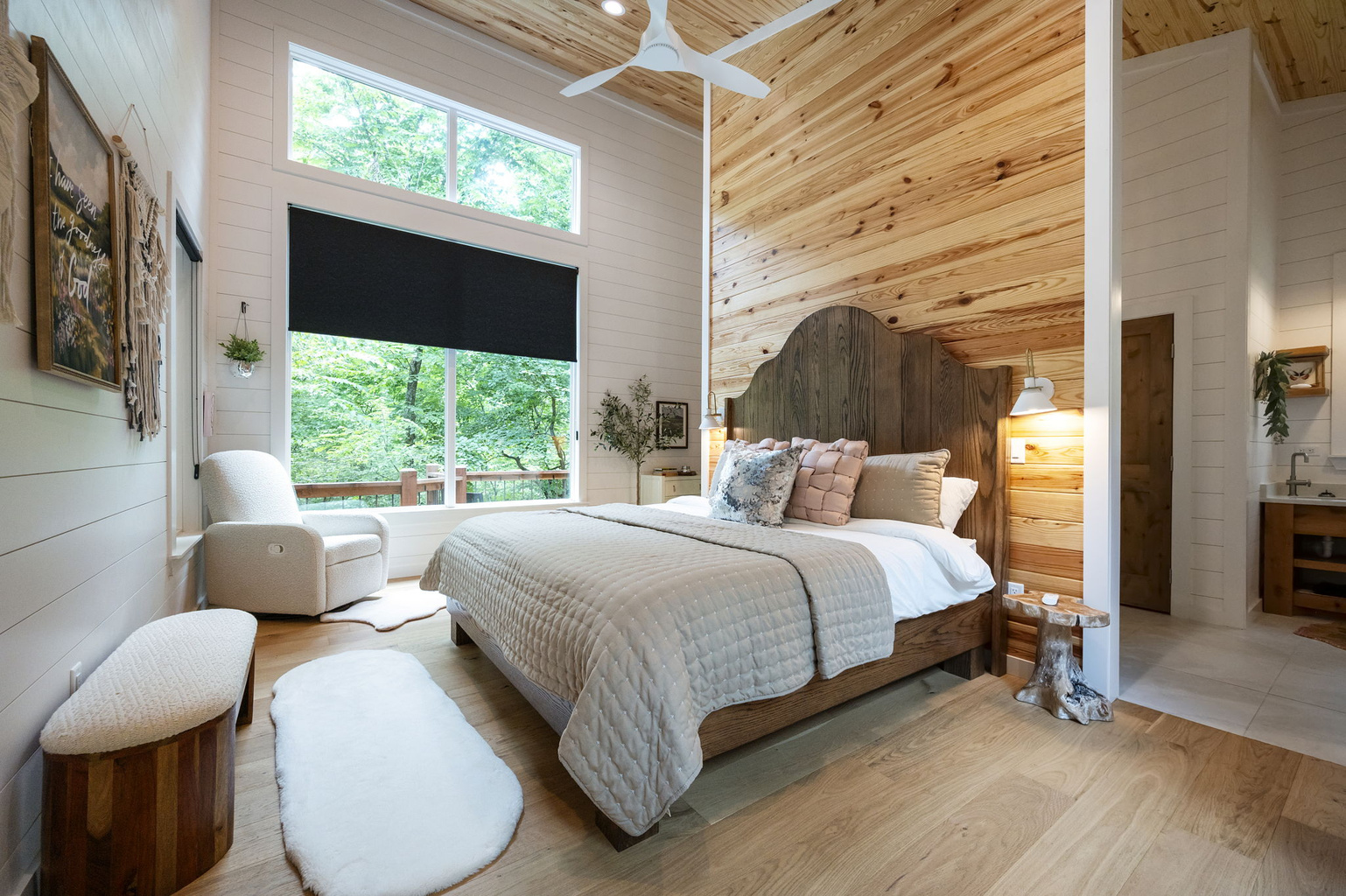Detached king suite: sleeps 2 with a private entrance and attached bathroom. Included with the main cabin.