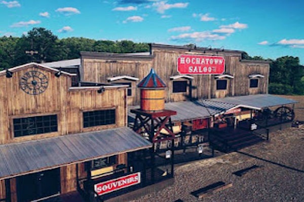 Hochatown Saloon – BBQ & live music (9–10 min drive)