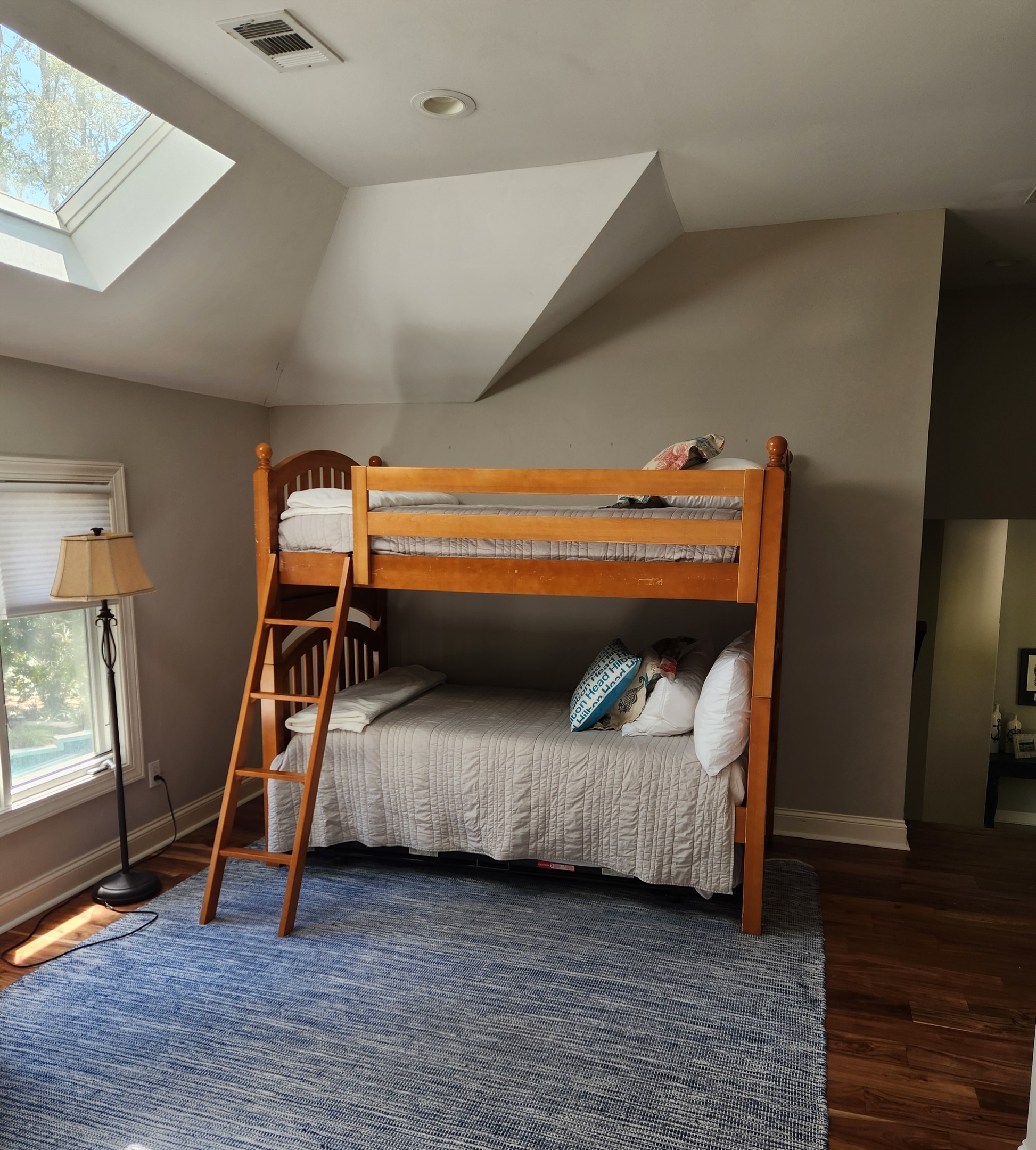 2 Bunkbeds and a trundle bed in the kid's area