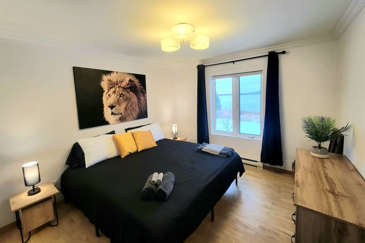 Chambre principale avec un lit king.