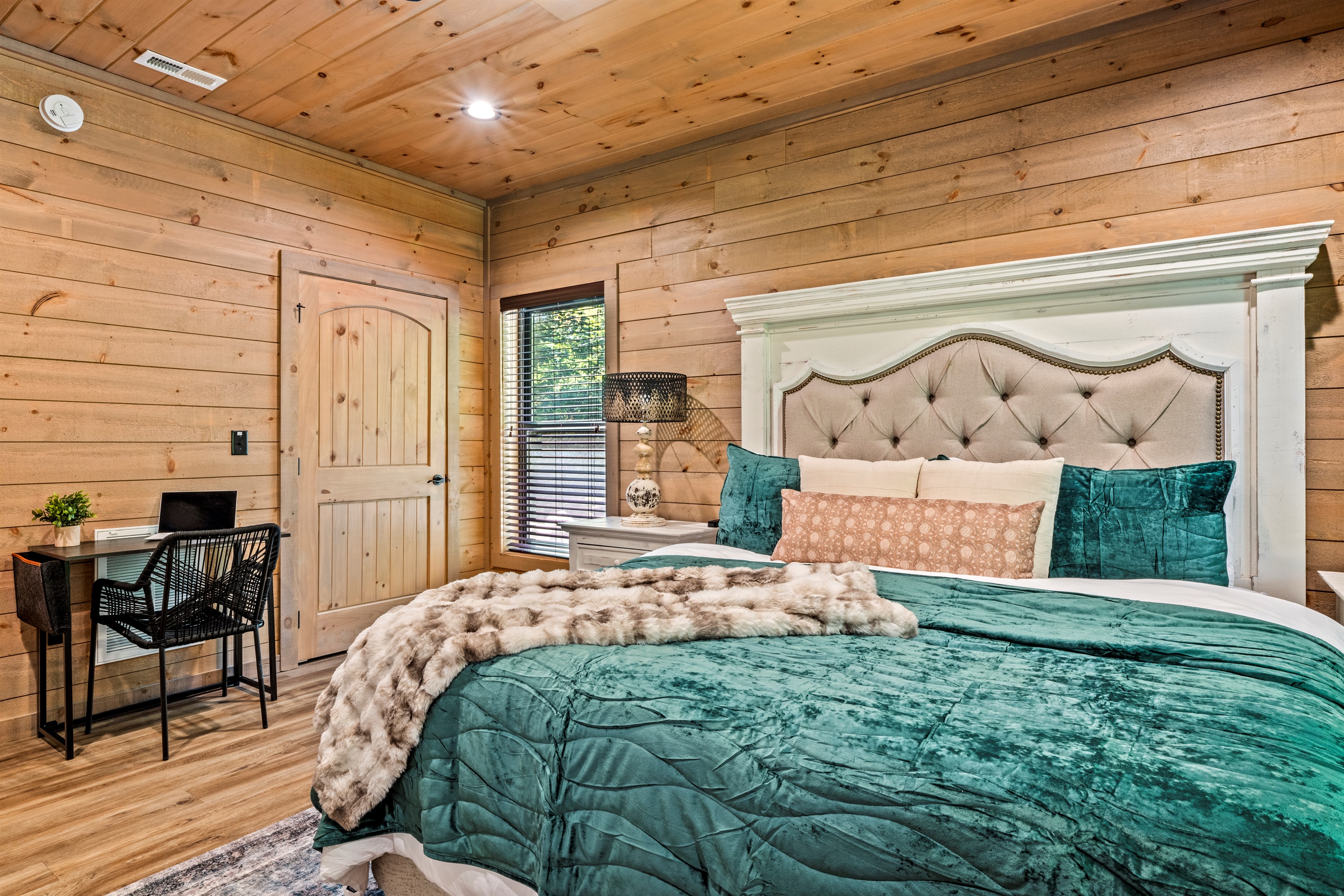 💻 Need to check in with the office (or scroll Instagram in peace)? Your serene little desk nook awaits.