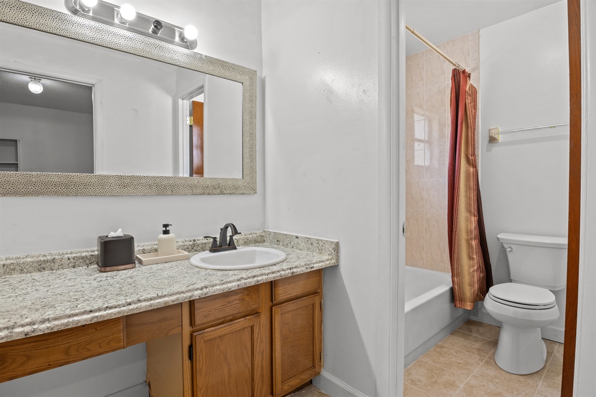 Upstairs family full bathroom.