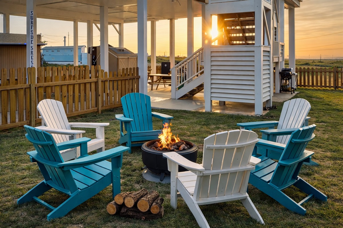 Backyard Firepit (Ground Level): Gather under the Texas sky for s’mores, stories, and coastal evenings around the fire.