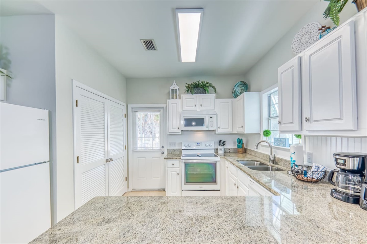 Kitchen: Bright and inviting space, perfect for crafting delicious meals and creating memories!