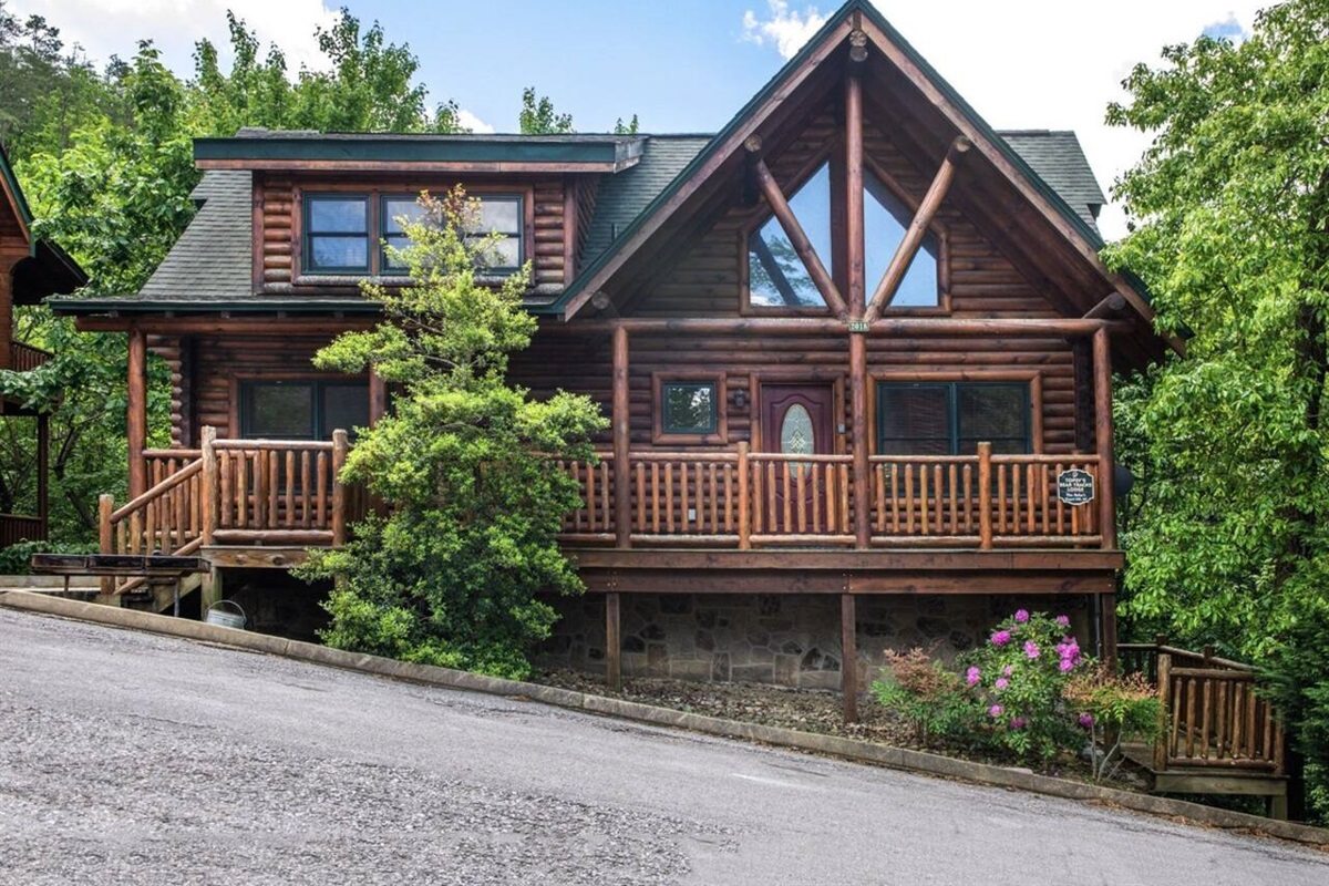 Topsy! 5 bedroom cabin Minutes from Downtown Pigeon Forge
