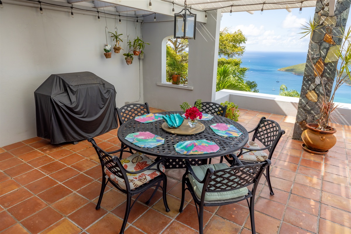 Additional seating located right outside of the kitchen