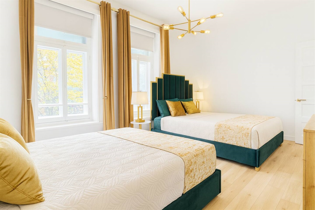 Chambre #3 avec 2 confortable lits Queens :)

Commode et placard pour ranger vos effets personnels.