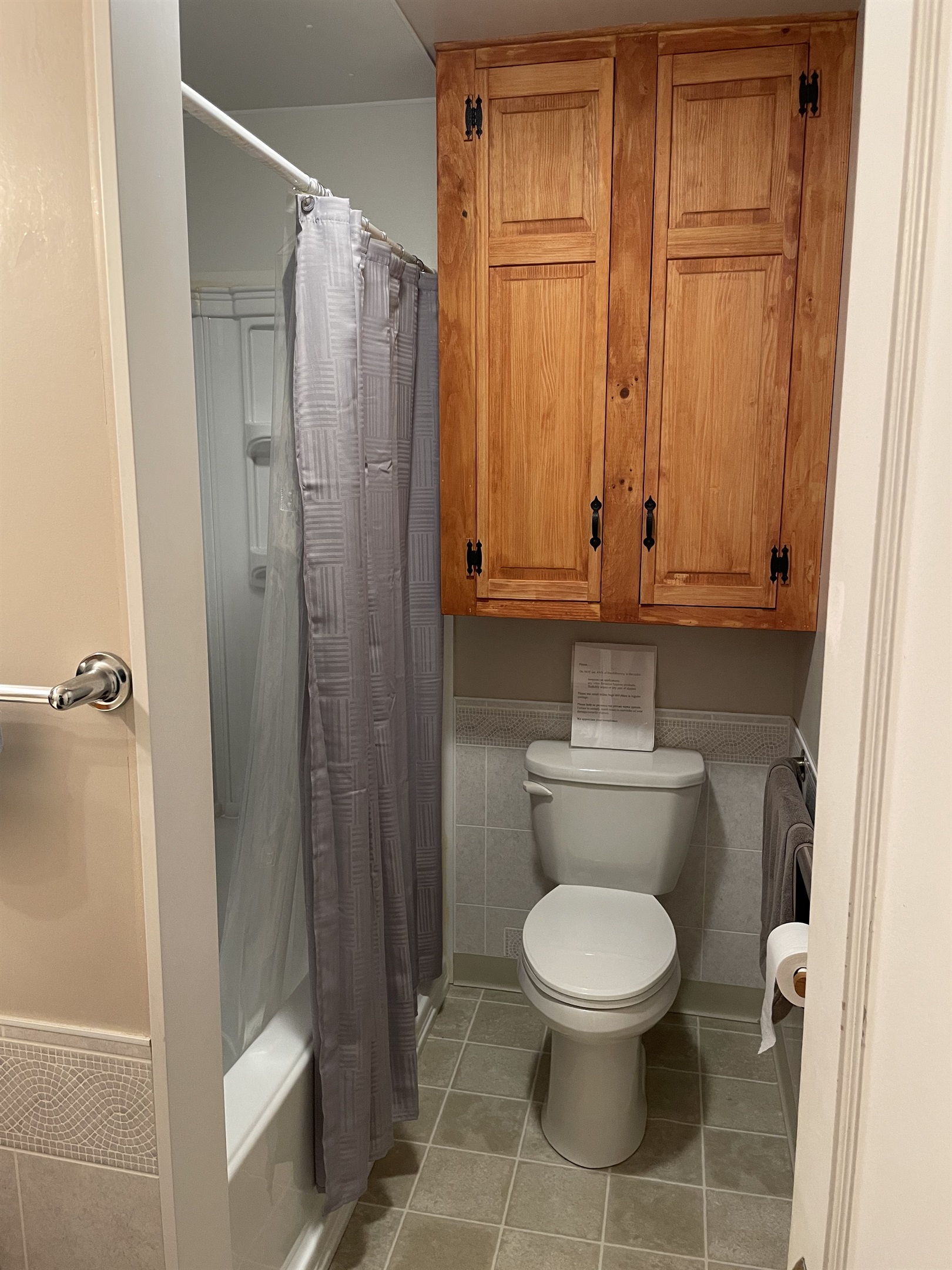 1st floor bath w/tub/shower