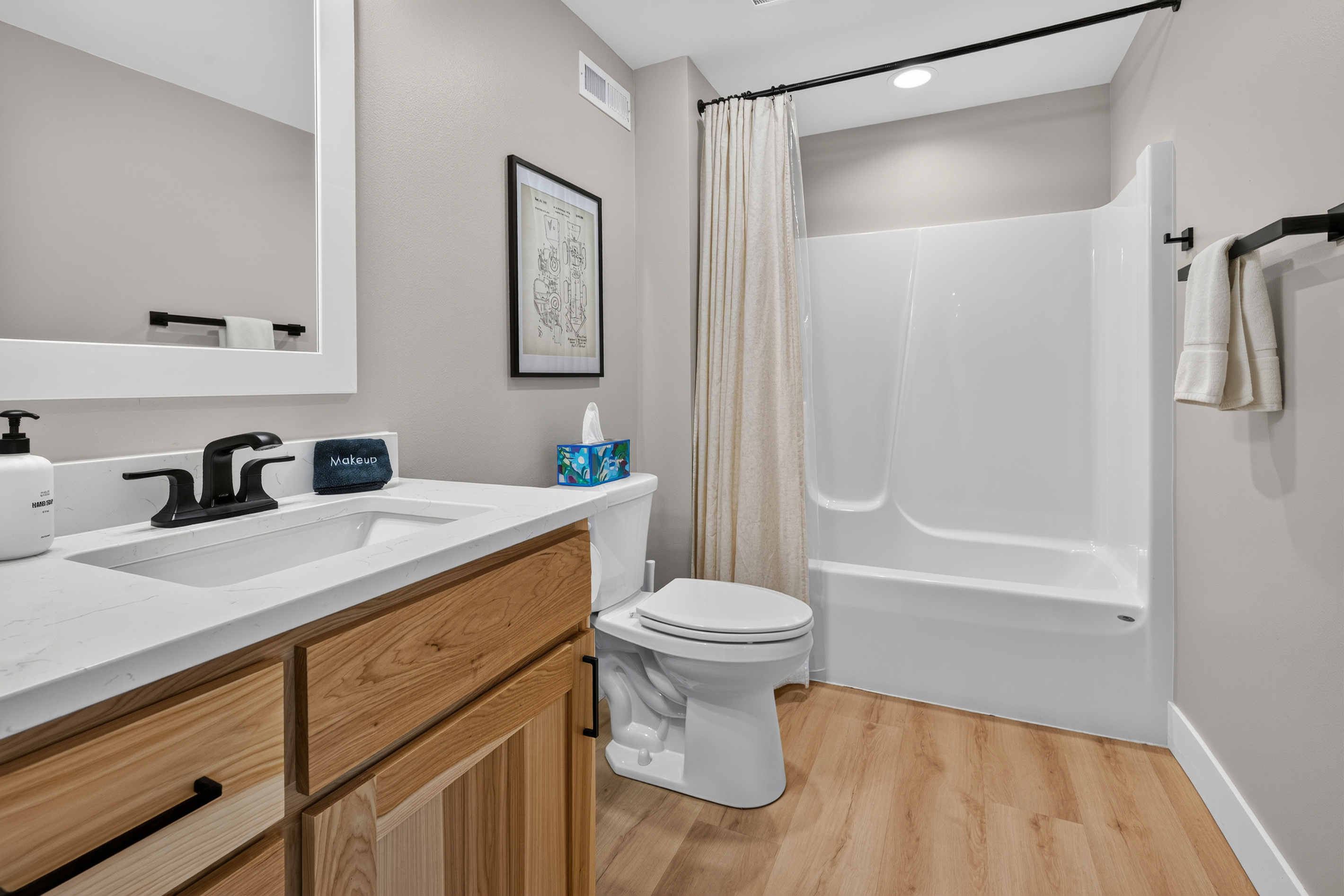 Lounge downstairs shower/tub bathroom