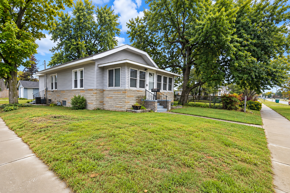 Cozy Mishawaka bungalow just 5 min to IUSB and 11 min to Notre Dame.