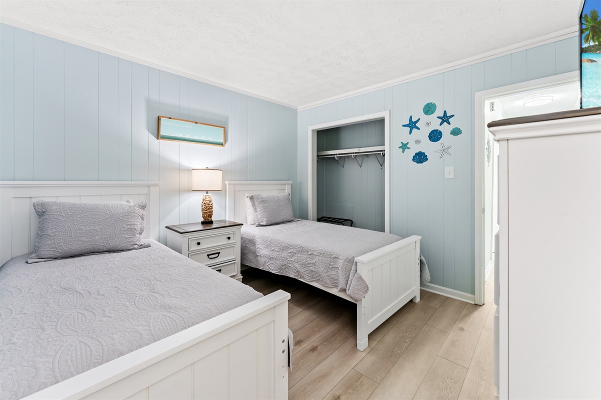Great 2nd bedroom with twin beds and large TV