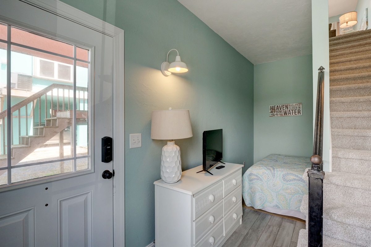 Ground floor Alcove with Queen bed and smart TV