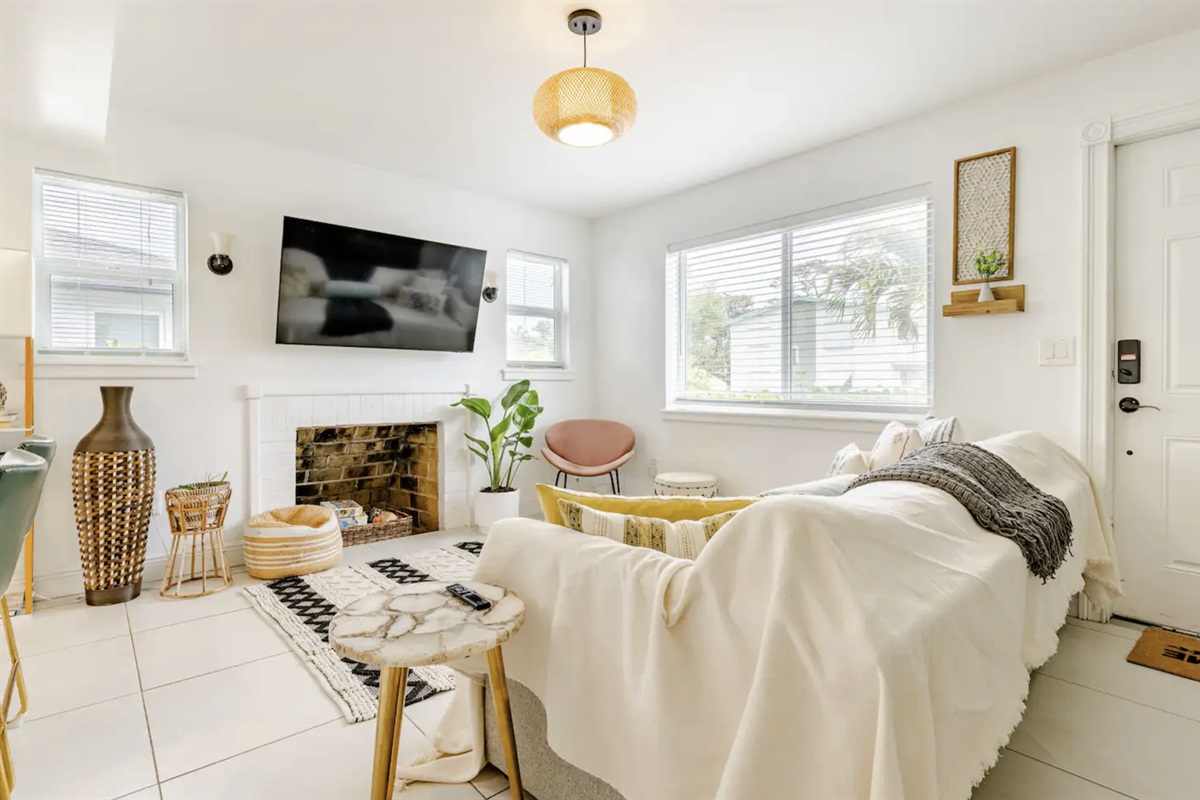 Fun and cozy jungle themed living room with a smart tv. It is also stocked with board games and card games for fun :)
