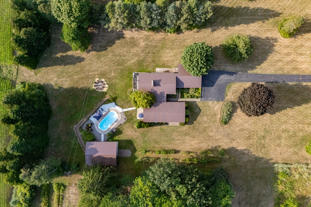 Private countryside retreat with pool, fire pit, and spacious grounds—perfect for relaxing getaways or family gatherings.