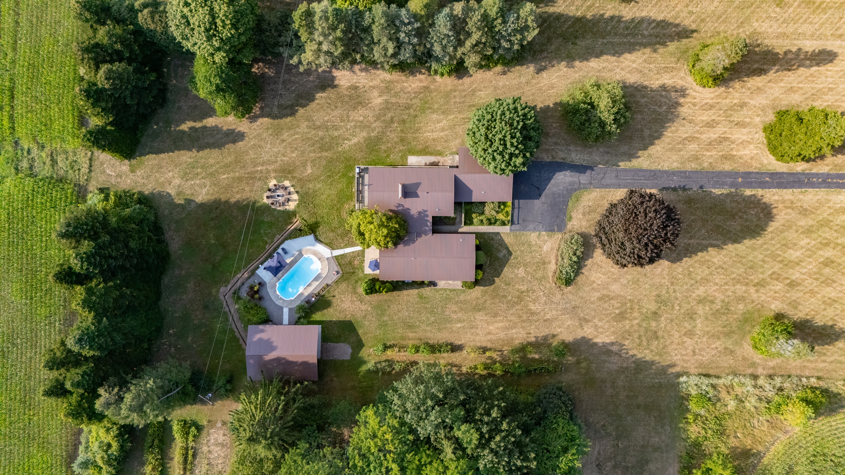 Private countryside retreat with pool, fire pit, and spacious grounds—perfect for relaxing getaways or family gatherings.